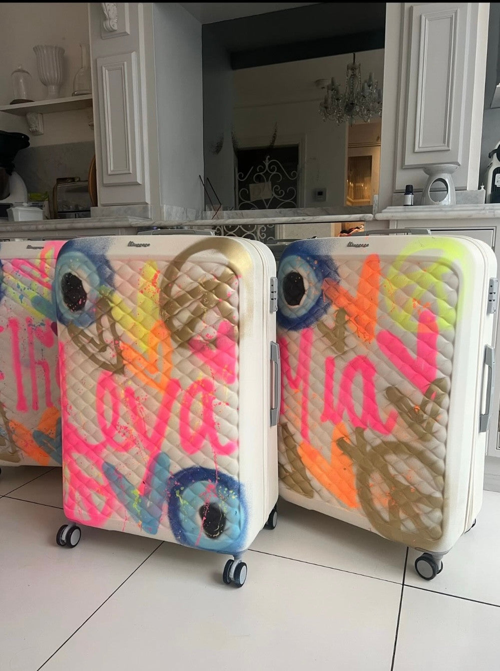 Cream large suitcase ππ€