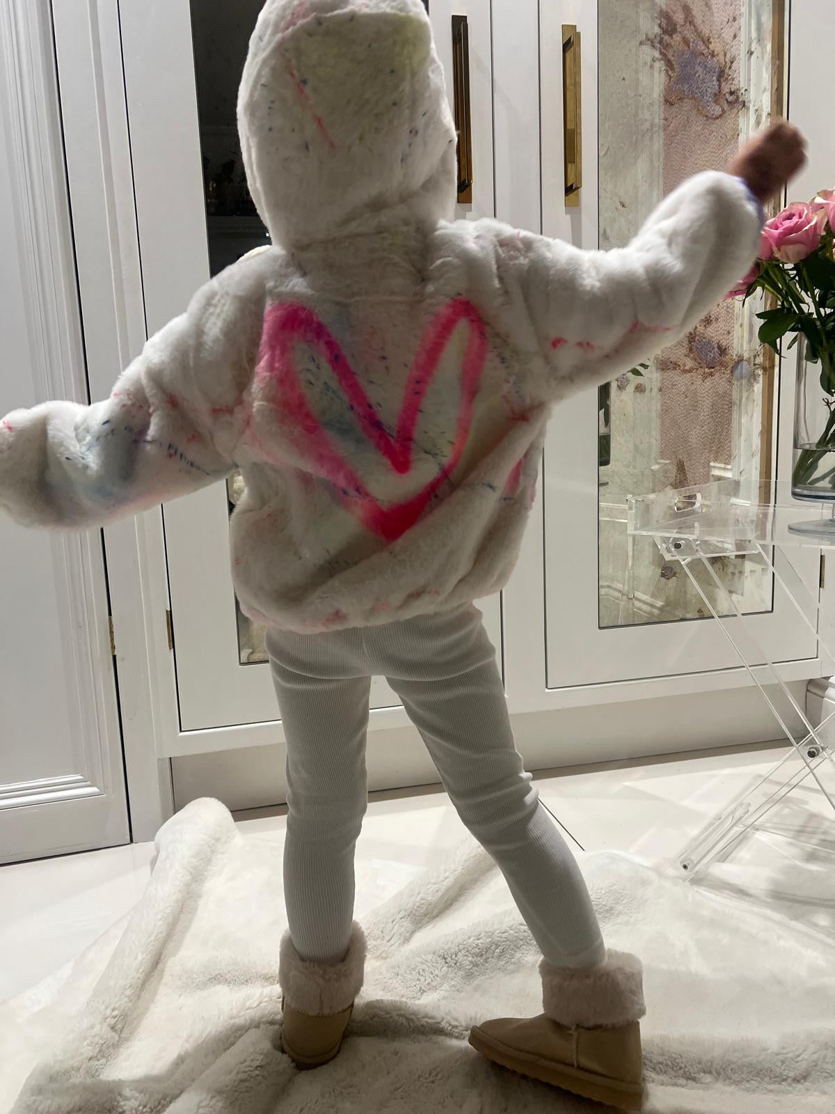 Children’s white candy fur coats 🩷