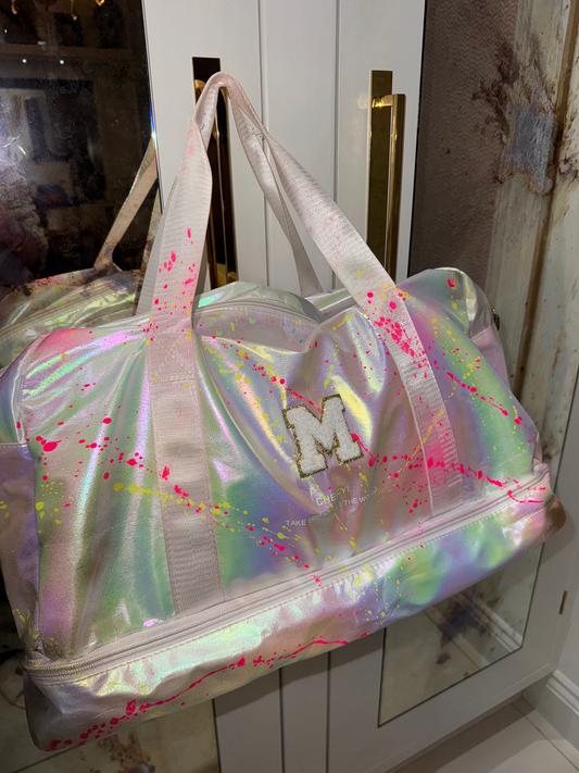 Pearlescent holdalls ๐ฉท ( 6 letters )