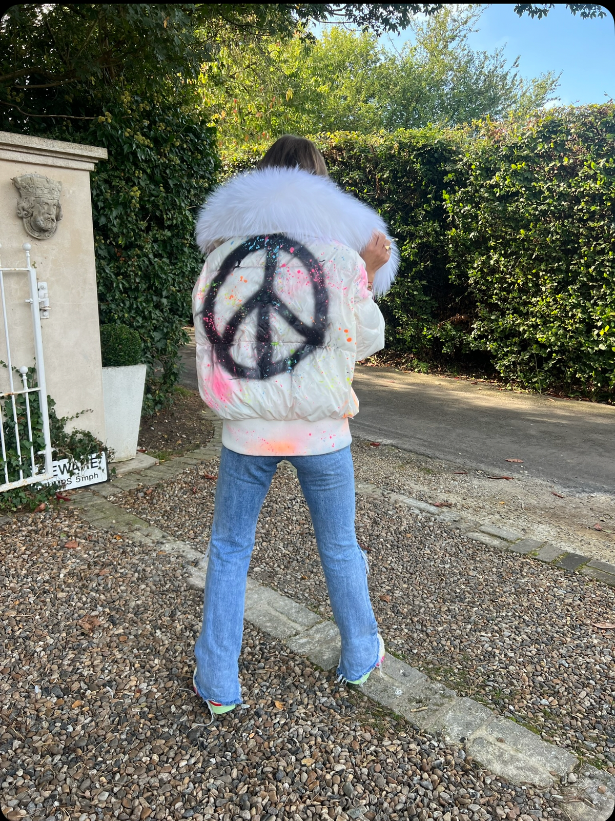 Spray painted puffer coat with real fur 🤍