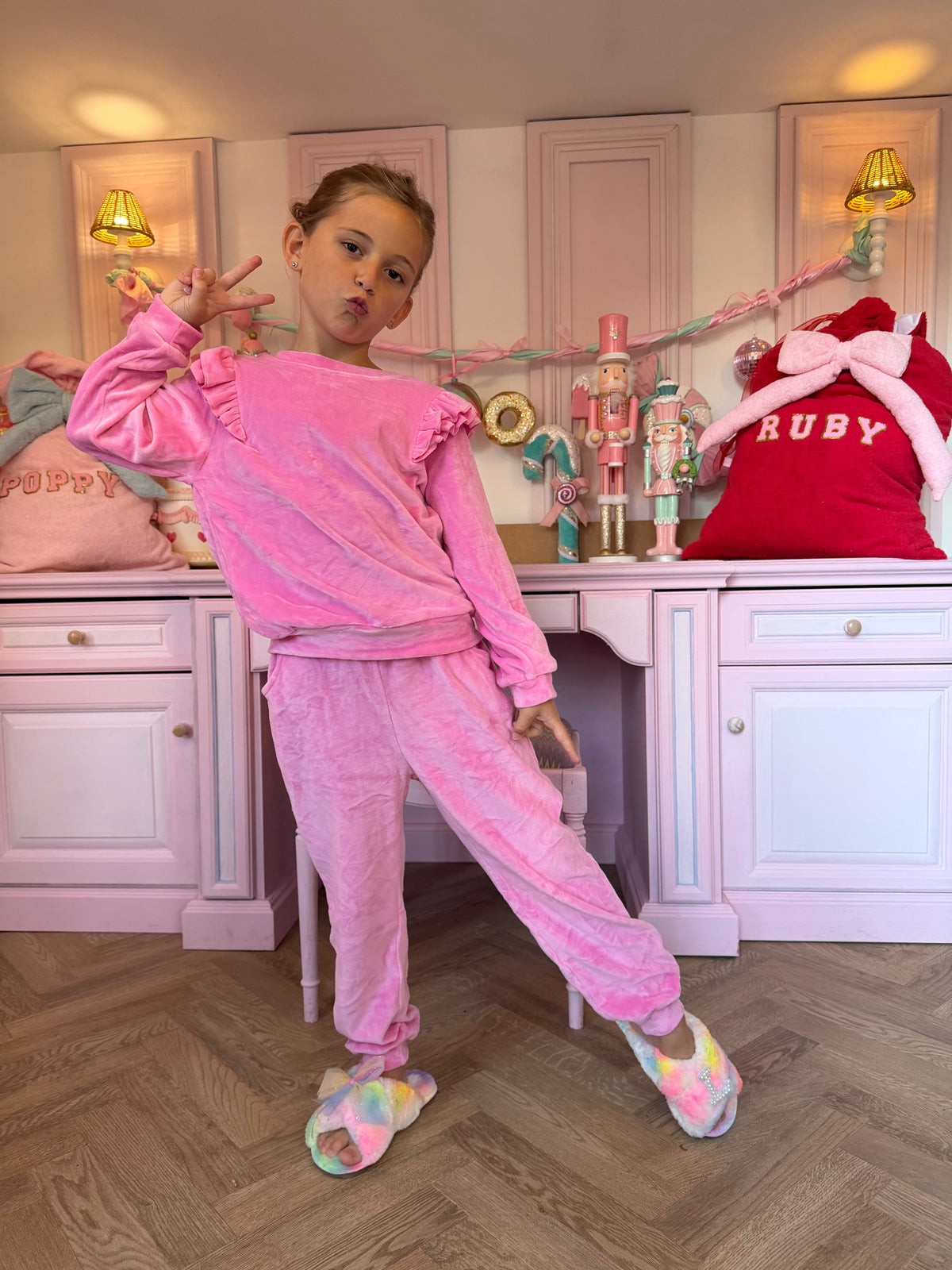 Hot pink Velour loungewear 🩷 - ( MAX 6 letters )