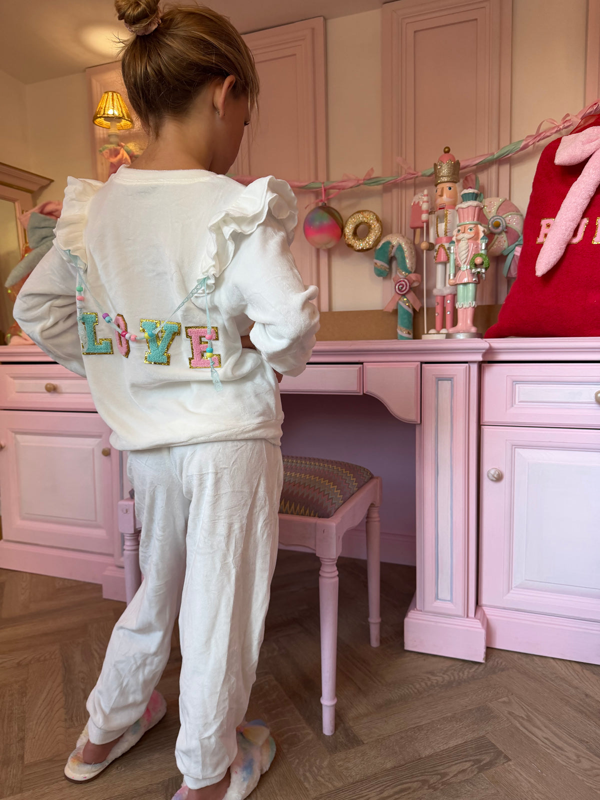 Children’s beaded Velour lounge wear 🩷  - ( MAX 6 letters )