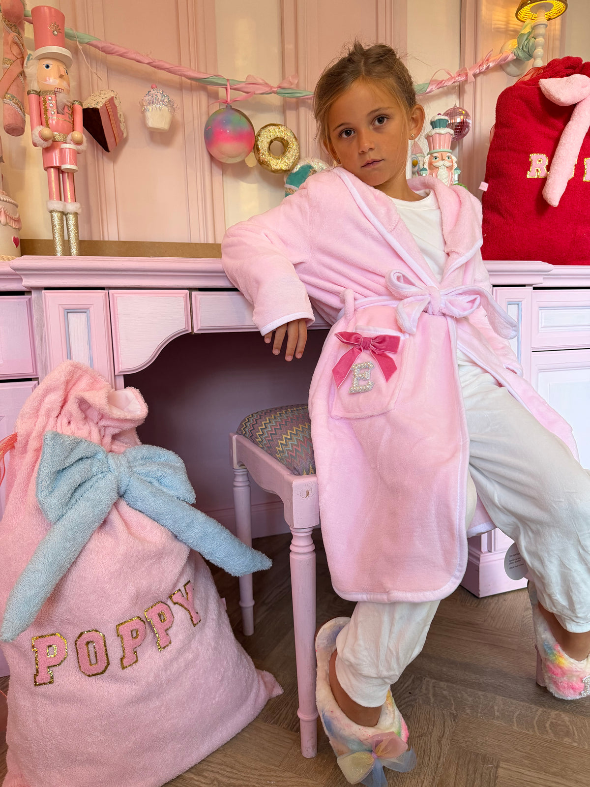 Baby pink Dressing gown 🩷🤍 ( max 2 letters )