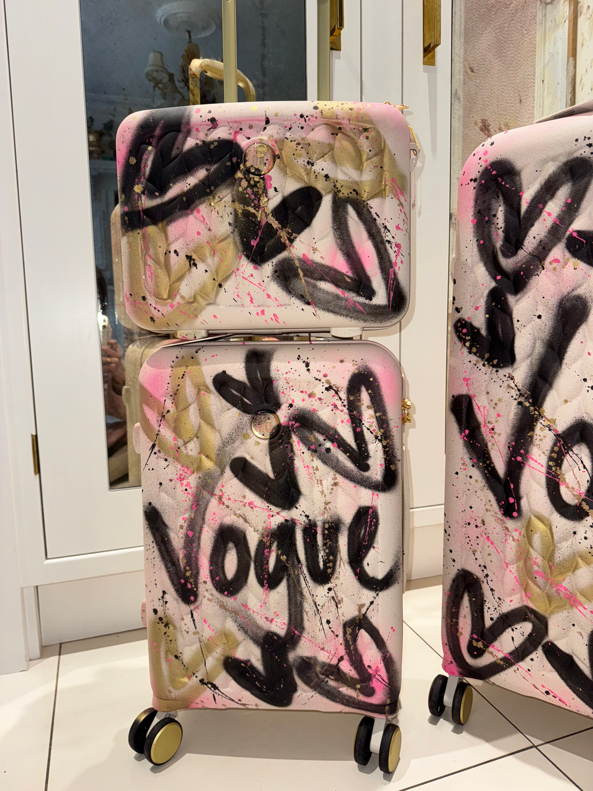 Set of 3 spray painted suitcase set 🖤💗