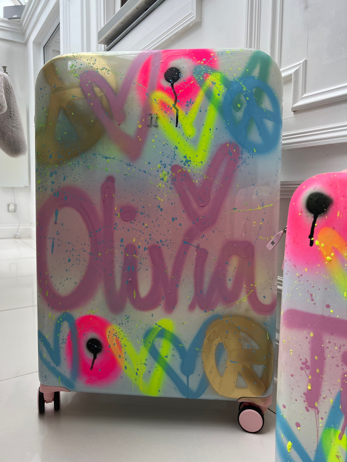 Big tie dye suitcase 💗