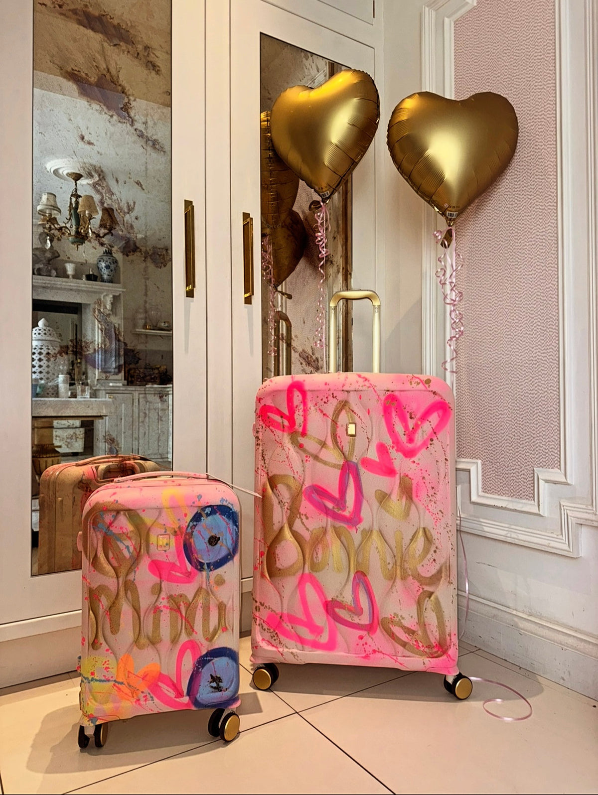 Large cream heart suitcase 💘