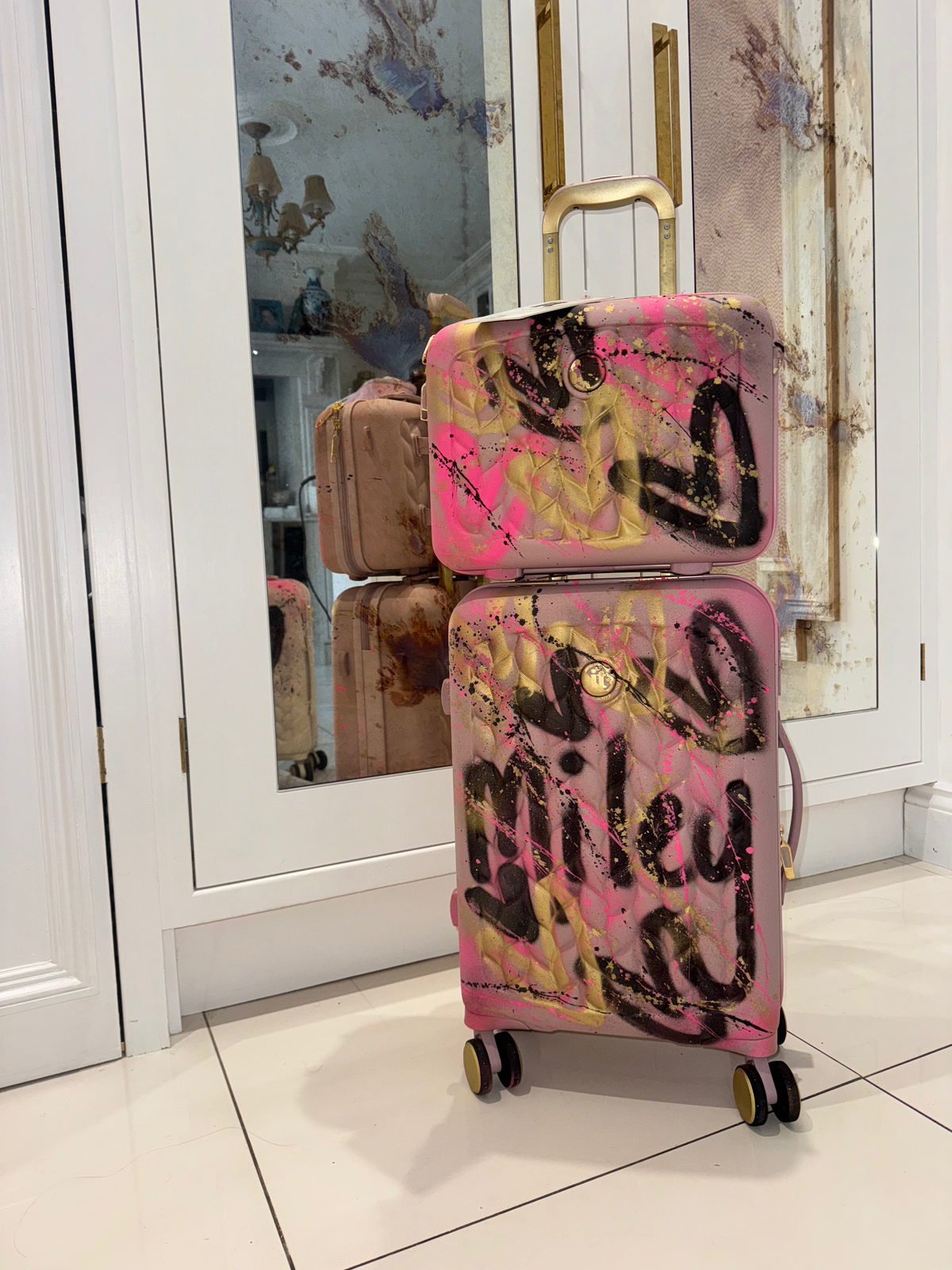 Pink suitcase & vanity 💘
