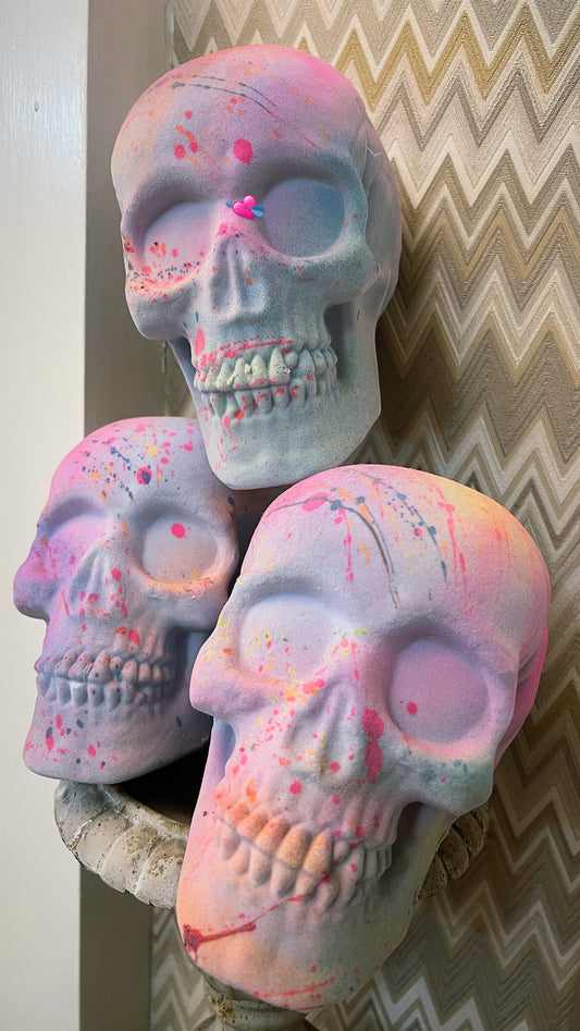 Spray painted skulls heads 💘