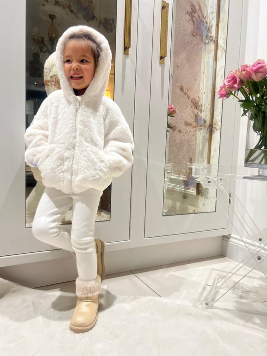 Children’s white candy fur coats 🩷