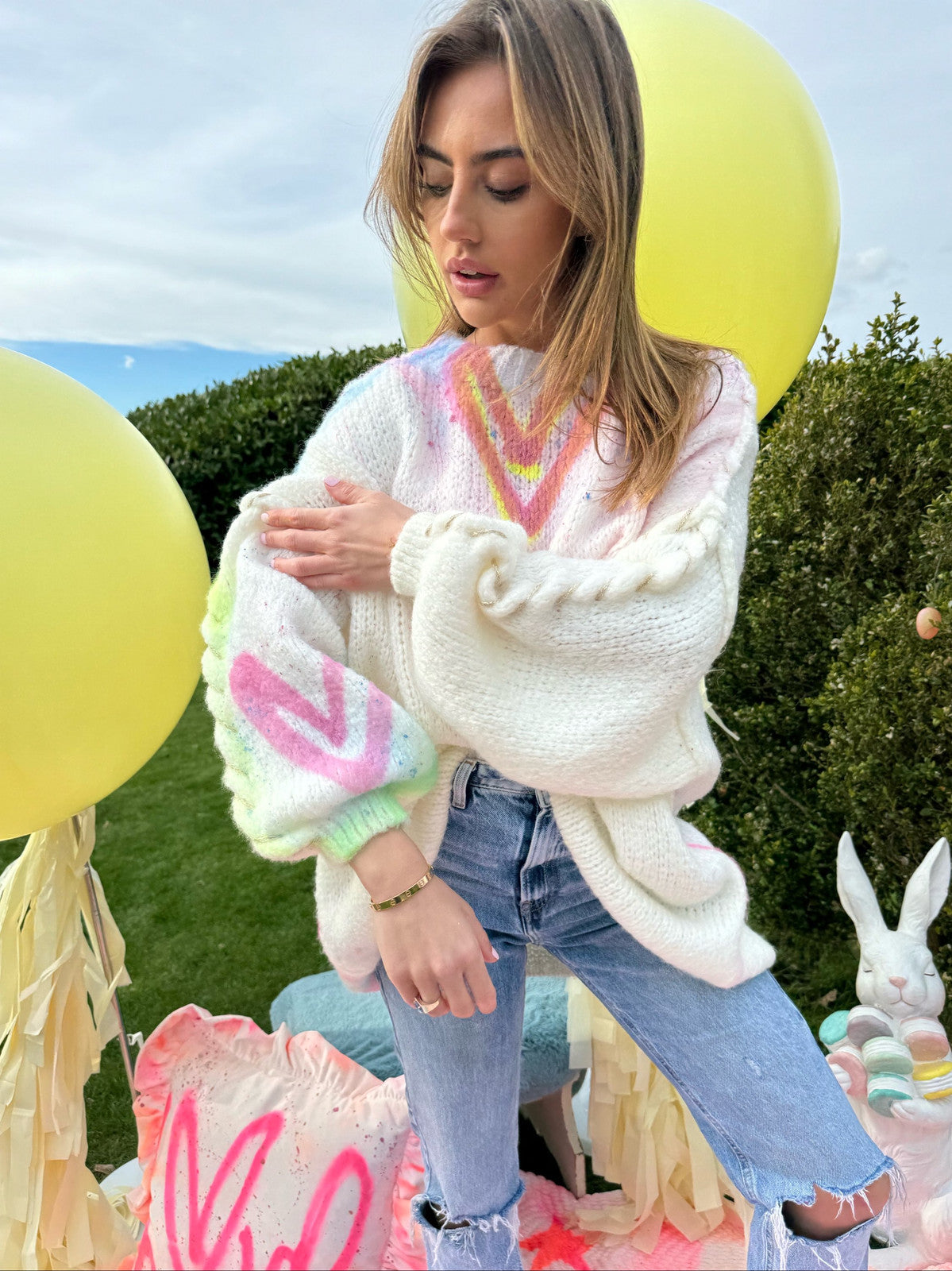White knitted jumpers 🩷💛