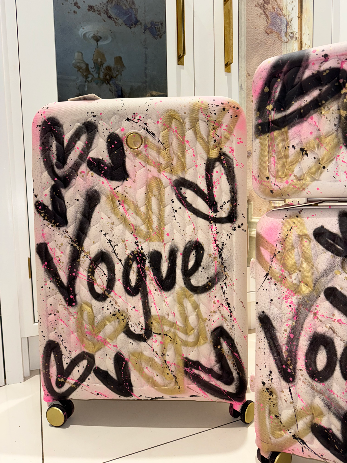 Set of 3 spray painted suitcase set 🖤💗
