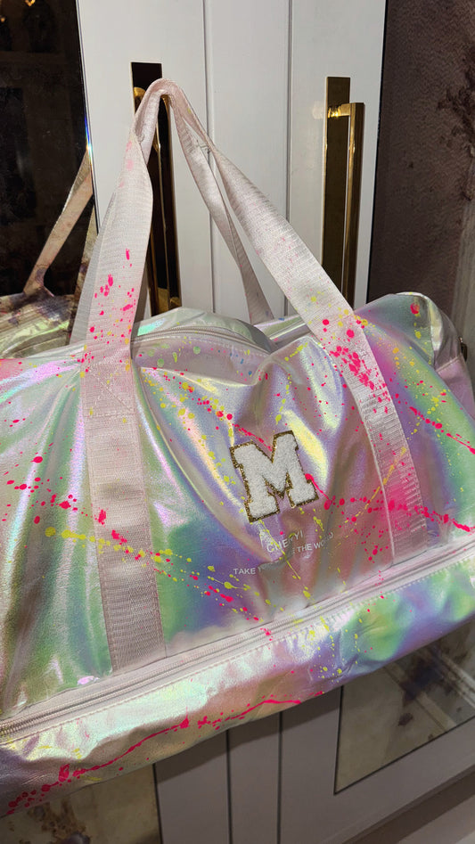 Pearlescent holdalls 🩷 ( 6 letters )